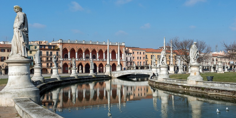 Panorama di Prato della Valle, nella città di Padova.